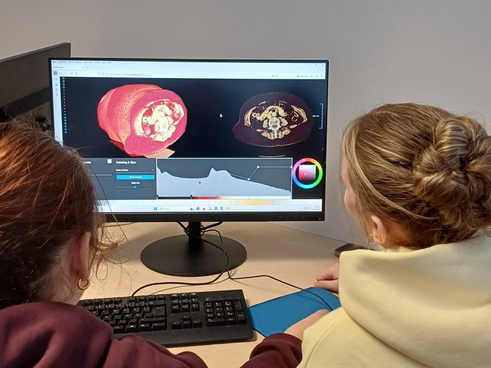 Inside Insight: Schülerinnen arbeiten in Workshop mit medizinischen Bildern