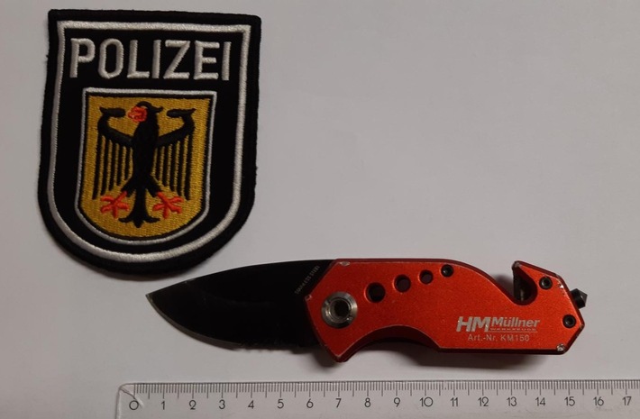 BPOL NRW: Mit Messer im Hauptbahnhof &quot;chillen&quot; - Bundespolizei kontrolliert bewaffneten 21-Jährigen