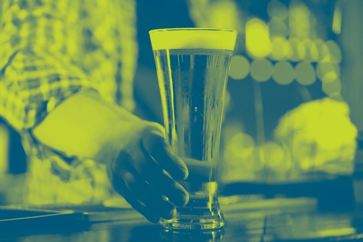 Der Alkoholverkauf an Jugendliche geht nicht zurück: 
Studie zeigt Druck in Handel und Gastgewerbe