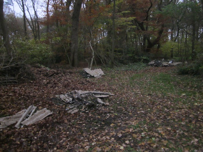 POL-CUX: Asbestplatten im Wald entsorgt - Tatverdächtige ermittelt (Lichtbild in der Anlage)
