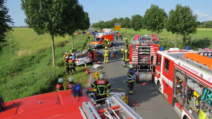 RKiSH: Schwerer Verkehrsunfall in der Nähe von Krempe (Kreis Steinburg) / Zwei Erwachsene lebensgefährlich und ein Kind leicht verletzt