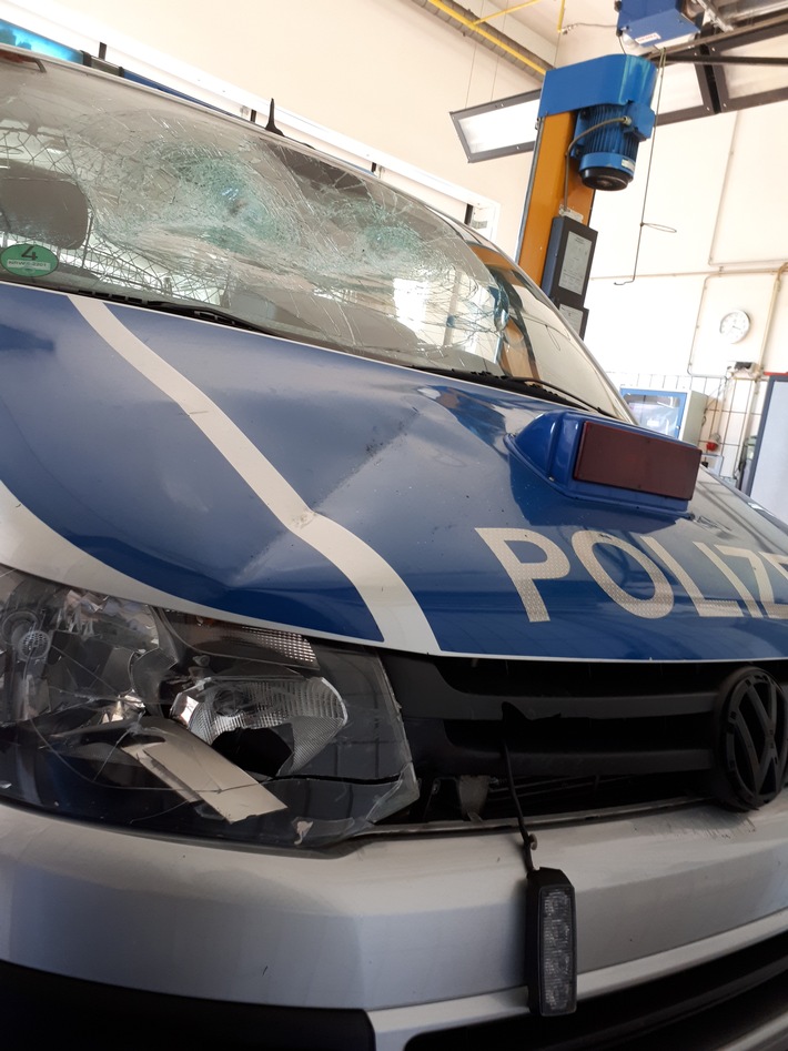 POL-NE: Mann zertrümmert Front eines Polizeiautos vor Wache - Beamte stellen den Randalierer