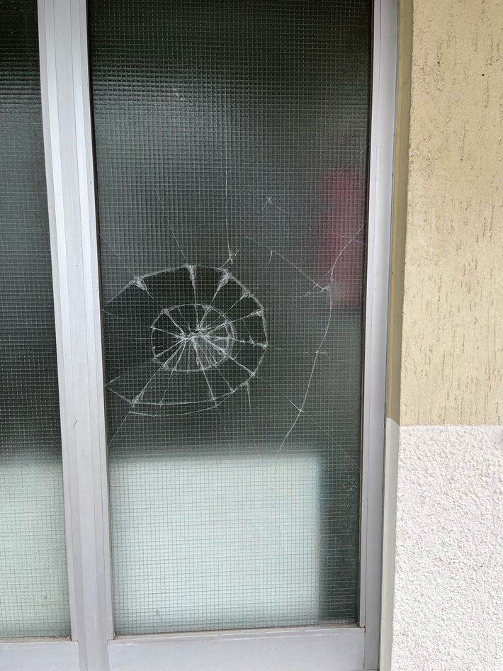 POL-HA: Unbekannter Jugendlicher zerbricht Fenster eines Gemeindehauses