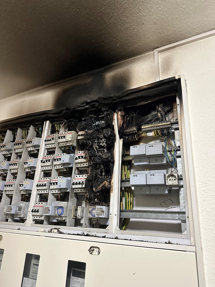 FW-E: Feuer in einer Elektrounterverteilung - großflächige Verrauchung eines Mehrfamilienhauses