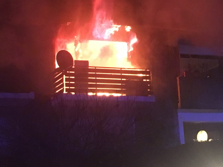 FW-MH: Wohnung im Vollbrand. Menschenrettung über tragbare Leiter. Zwei Wohnungen nicht mehr bewohnbar.