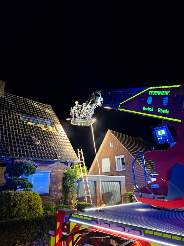 FW Bocholt: Feuerwehr löscht Wohnungsbrand im Dachgeschoss