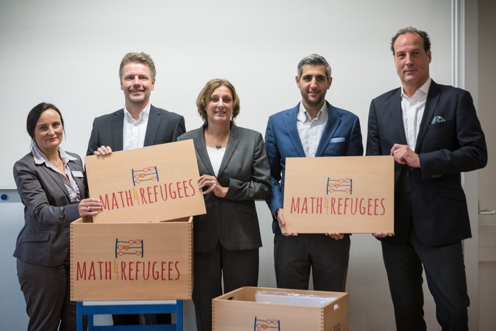 Mit Freude am Rechnen Menschen verbinden - Stiftung Rechnen und Bankenverband Schleswig-Holstein übergeben, gemeinsam mit Bildungsministerin Britta Ernst, Math4Refugees-Willkommensbox