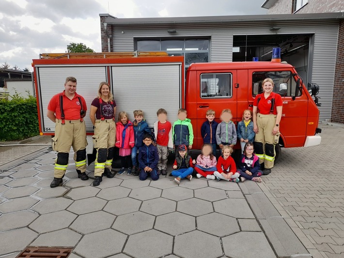 FW-KLE: Vorschulkinder des Kindergarten &quot;Gänseblümchen&quot; Düffelward bei der Feuerwehr