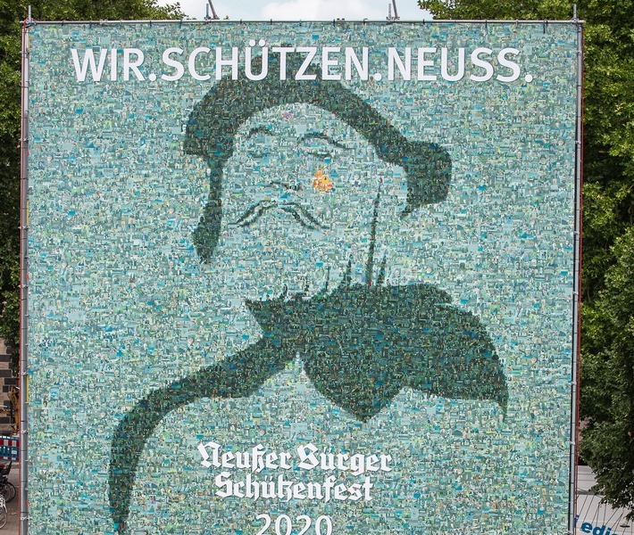 Unübersehbares Statement: Zum Auftakt der Aktion "WIR.SCHÜTZEN.NEUSS." wurde eine einzigartige Installation in der Neusser Innenstadt enthüllt: ein 12 x 9 Meter großer Kubus, der Bürgerinnen und Bürger in einem weit sichtbaren Mosaik zeigt. (c) Neusser Bürger-Schützen-Verein e.V. Weiterer Text über ots und www.presseportal.de/nr/147361 / Die Verwendung dieses Bildes ist für redaktionelle Zwecke honorarfrei. Veröffentlichung bitte unter Quellenangabe: "obs/Neusser Bürger-Schützen-Verein e.V."