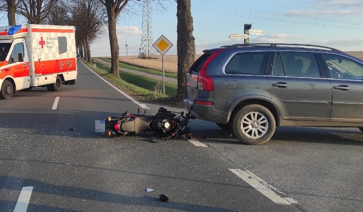 POL-HM: Motorradfahrerin bei Verkehrsunfall schwer verletzt - Rettungshubschrauber landet an der Unfallstelle
