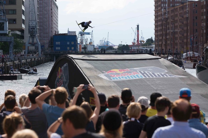 Die HafenCity Hamburg als Kulisse der weltbesten Wakeboarder beim &quot;Red Bull Rising High&quot;