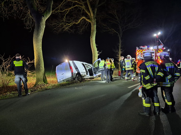 FFW Schiffdorf: Schwerer Verkehrsunfall auf der Kreisstraße 61 - 39-jähriger Fahrer verstirbt noch an der Unfallstelle