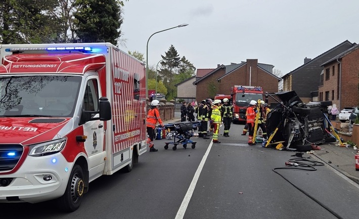 FW Düren: Verkehrsunfall in Düren-Birkesdorf - Pkw-Fahrerin nach Alleinunfall befreit