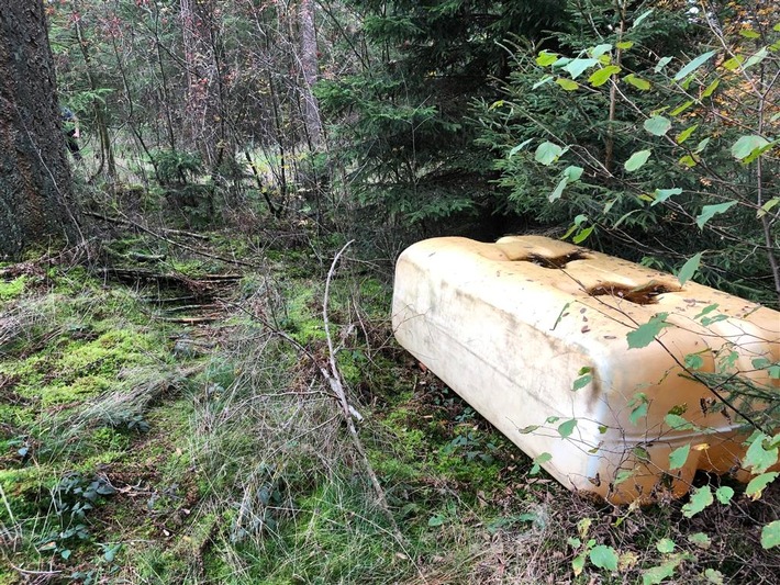POL-PDWIL: Leerer Heizöltank in einem Waldstück bei Winterspelt entsorgt