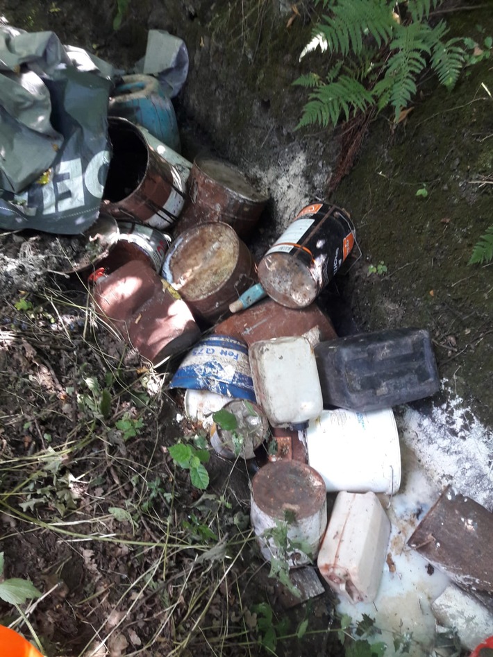 POL-SE: Tornesch - Illegale Müllentsorgung im Straßengraben - Polizei sucht Zeugen