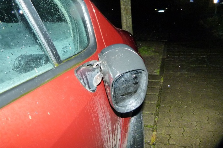 POL-MI: Trio beschädigt Autos
