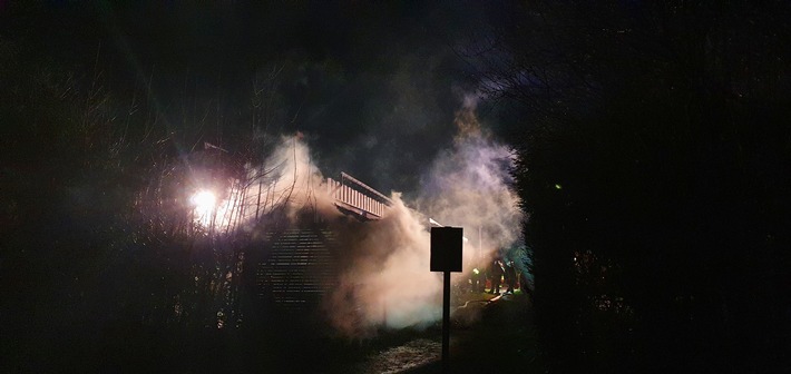 FW Bad Segeberg: Holzschuppen brennt in voller Ausdehnung