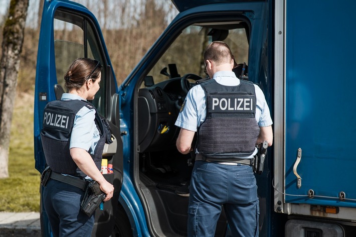 Bundespolizeidirektion München: Schleusung eines "falschen" Italieners/ Bundespolizei verweigert zwei Albanern die Einreise