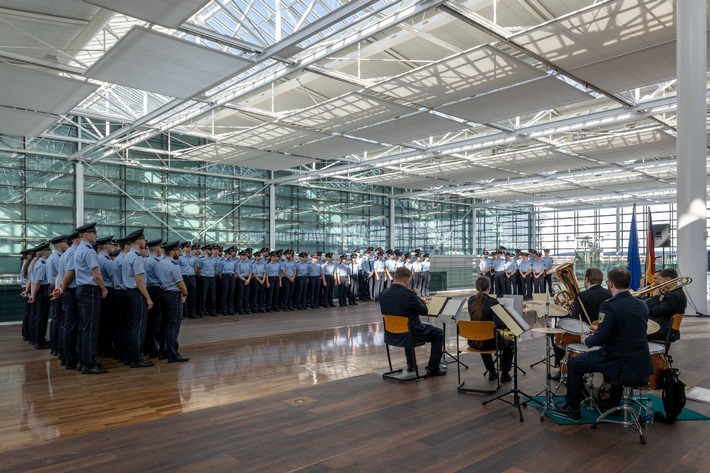 Bundespolizeidirektion München: Willkommen im Dienst: 100 neue Bundespolizistinnen und Bundespolizisten verstärken die Bundespolizei am Flughafen München