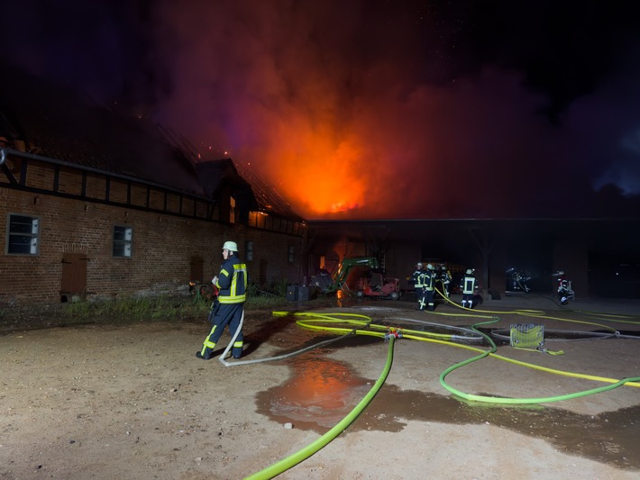 FW Lüchow-Dannenberg: +++ Nächtlicher Großeinsatz in Lüchow-Dannenberg +++ Feuer zerstört landwirtschaftliches Gebäude +++ Feuerwehr verhindert Ausbreitung +++ Person verletzt +++