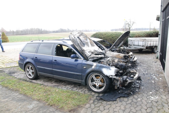 POL-CE: Feuer beschädigte zwei Autos und Scheune