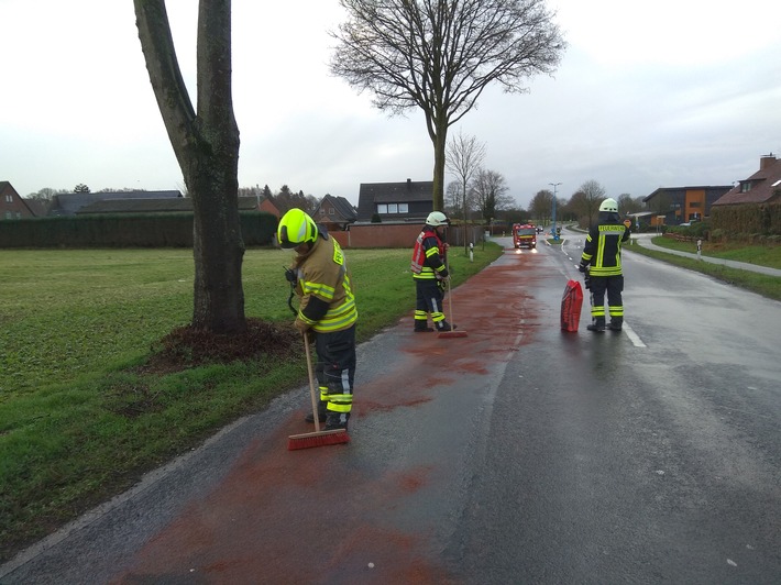 FW-KLE: Niederländischer Transporter verursacht drei Kilometer lange Ölspur/ 
Autofahrer zeigt sich verärgert über Maßnahmen der Feuerwehr