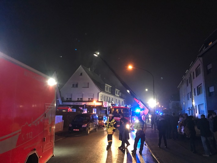 FW-GL: Dachstuhlbrand in Wohn- und Geschäftshaus im Stadtteil Refrath von Bergisch Gladbach