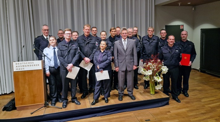 FW Bremerhaven: Beförderungszeremonie der Freiwilligen Feuerwehren aus Bremerhaven