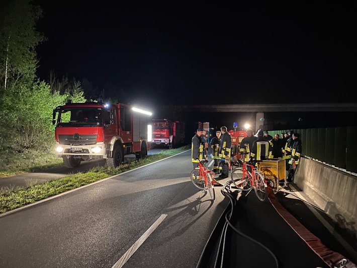 FW-E: Feuerwehr Essen rückt zur Unterstützung nach Viersen aus