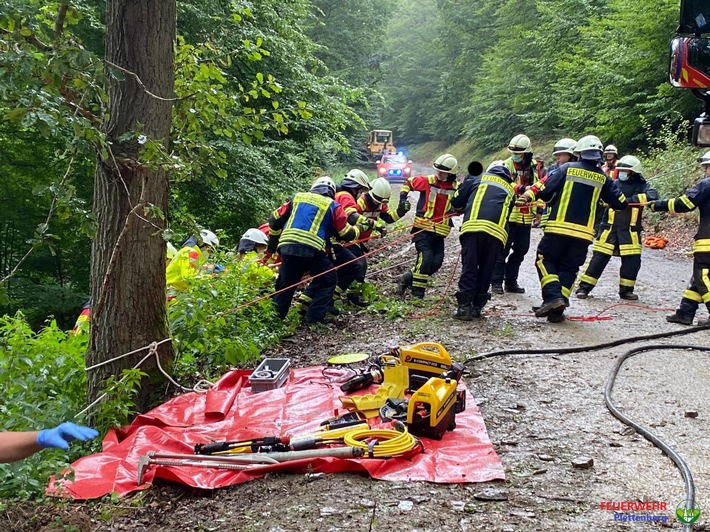 FW-PL: Ortsteil Brüninghausen - Abgestürzter LKW im Wald