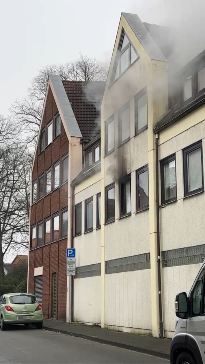 FW Helmstedt: Wohnungsbrand mit Personenrettung