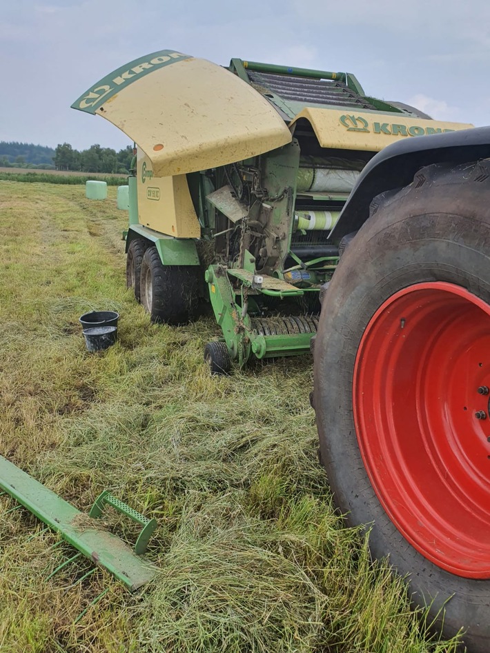 FFW Schiffdorf: Landwirt löscht Ballenpresse vor Eintreffen der Feuerwehr