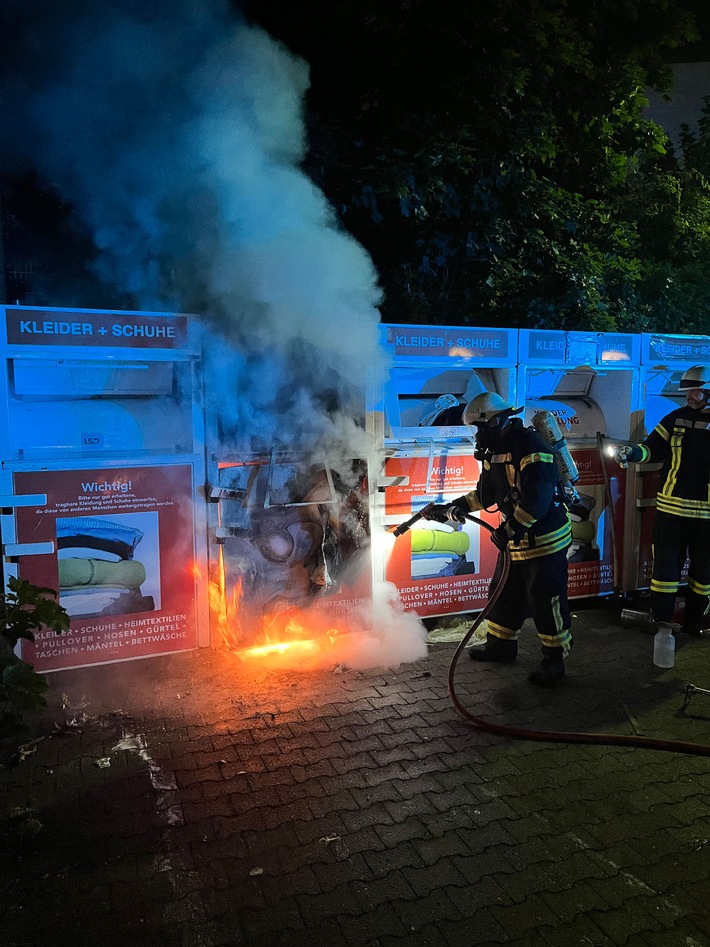 FF Goch: Altkleider-Container in Flammen