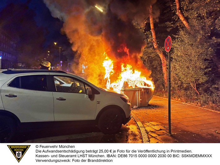 FW-M: Zwei Glascontainer in Vollbrand (Harthof)