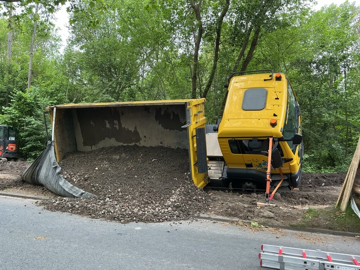 FW-BO: Kipplaster kippt bei Bauarbeiten - schnelle Rettung in Werne