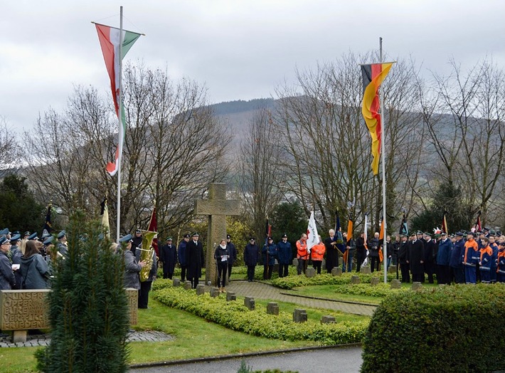FF Olsberg: Gedenkfeier zum Volkstrauertag in Bigge-Olsberg