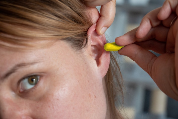 Stöpsel ins Ohr - wie es richtig geht / Tipps zum richtigen Gehörschutz