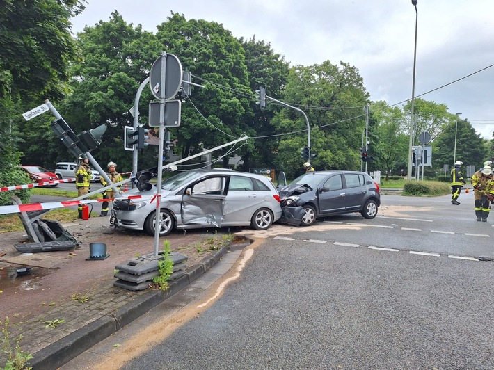 FW Voerde: Verkehrsunfall in Voerde- Friedrichsfeld