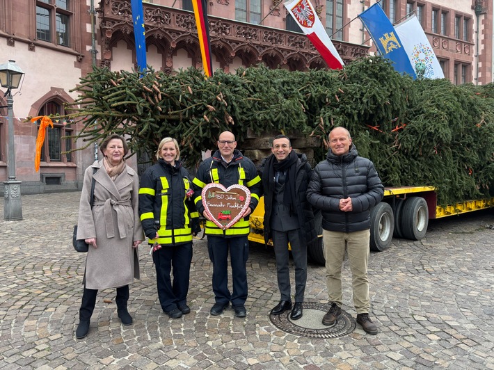 FW-F: Feuerwehr-Weihnachtsbaum &quot;Florian&quot; auf dem Römerberg