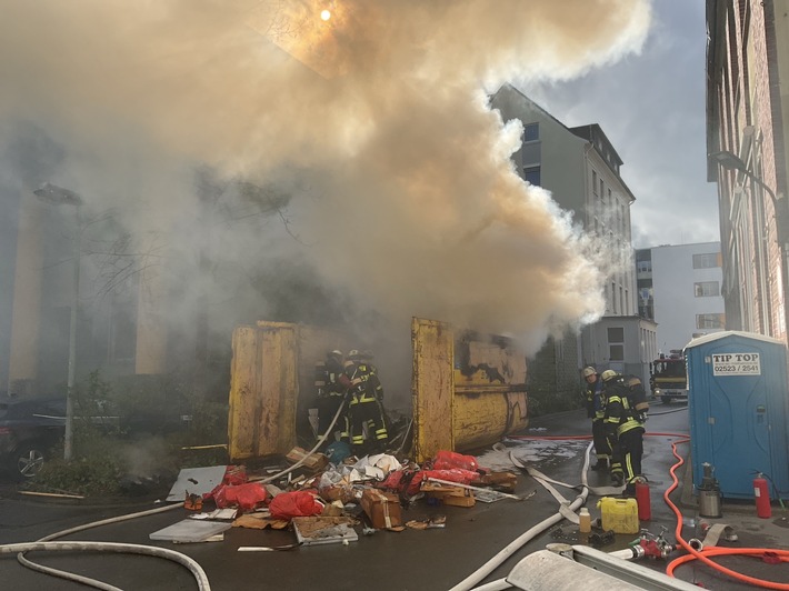 FW-DO: Müllcontainer brennt auf Klinikgelände