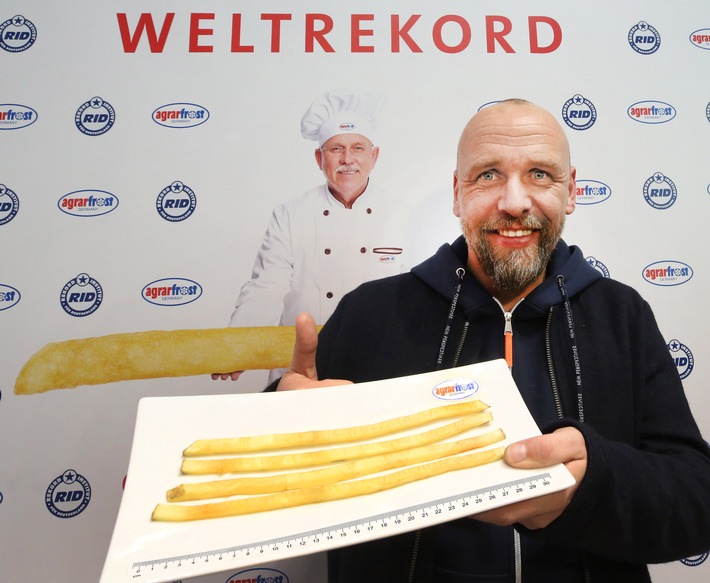 Agrarfrost holt Weltrekord "Längste Pommes Frites der Welt" mit einer 27,2 cm langen Pommes Frites / Holger Stanislawski lässt sich "Weltrekord-Pommes Frites" auf dem Internorga-Stand schmecken