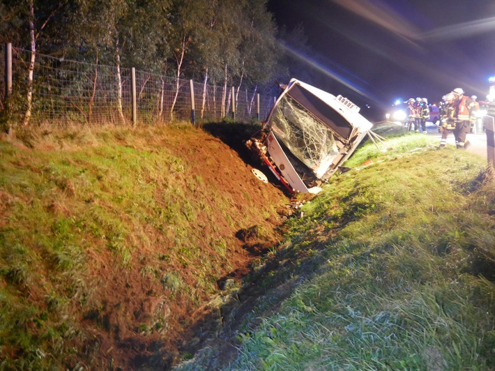 POL-ROW: ++ Hansalinie A1: Bus fährt auf Lkw - 32-jähriger Mann schwer verletzt ++