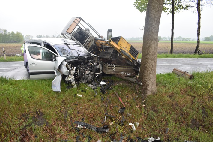 POL-DEL: Landkreis Oldenburg: Verkehrsunfall auf der Moorbeker Straße+++ Anhänger löst sich vom Lkw+++ zwei Personen leicht verletzt+++