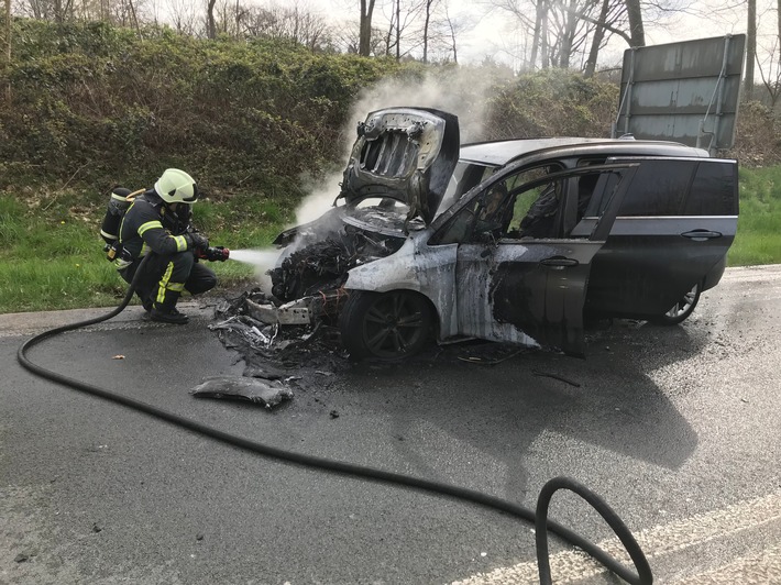 FW Dinslaken: Fahrzeugbrand Anschlusstelle Dinslaken Nord