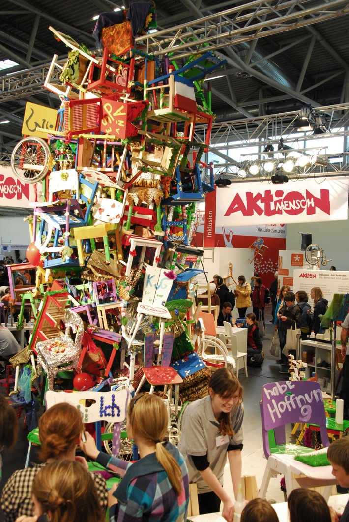 Inklusion wächst gen Himmel / Ökumenischer Kirchentag: Am Stand der Aktion Mensch bauen meist junge Menschen an einer Gesellschaft, die niemanden ausschließt (mit Bild)