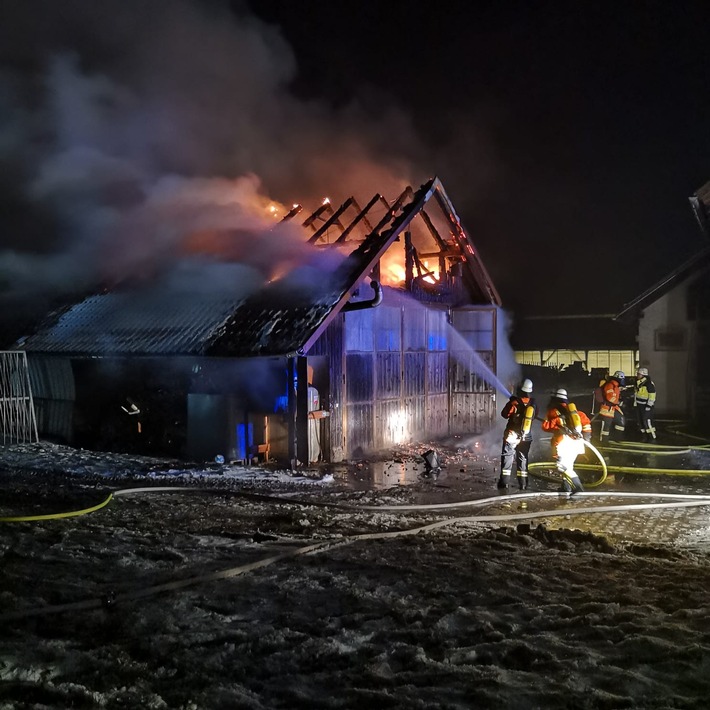 LRA-Ravensburg: Der Brand eines Maschinenschopfs in Eglofs-Schnaidt ruft Feuerwehren aus Argenbühl und Wangen auf den Plan. Hauptgebäude und untergestellter Verkaufswagen bleiben unversehrt.