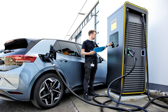 ADAC ermittelt Urlaubs-Reichweiten von E-Autos / Spitzenreiter schafft mit 20-minütigem Nachladen über 931 Kilometer / 13 E-Autos sind "voll langstreckentauglich"