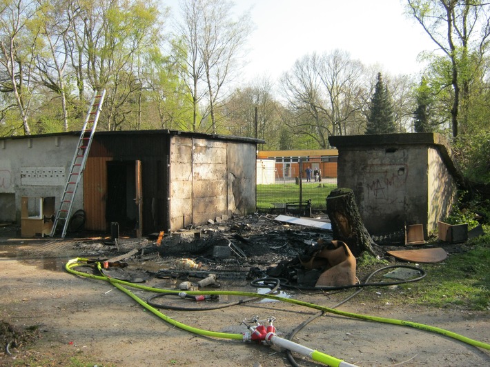 FW Dinslaken: Sperrmüllbrand "An der Fliehburg"