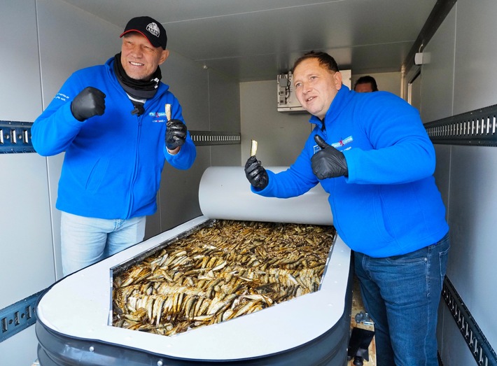 Fischsommelier erzielt im Kaiserbad Heringsdorf auf Usedom RID-Weltrekord mit »größter Fischkonservendose« der Welt