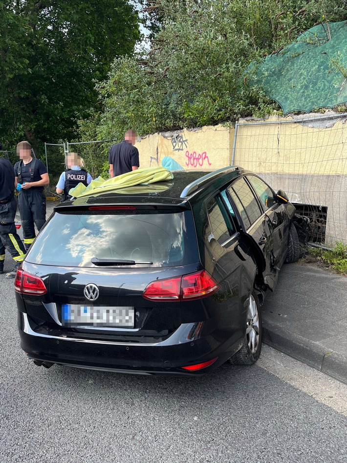 POL-HA: Unfall vor Grundstücksausfahrt: drei Leichtverletzte
